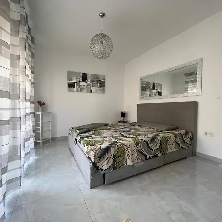 Maris Apartment *